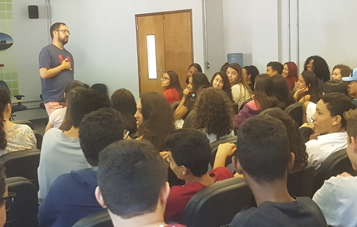 Professor Murilo Wascheck, do Câmpus Goiânia, durante palestra a estudantes do Câmpus Aparecida de Goiânia Professor Murilo Wascheck, do Câmpus Goiânia, durante palestra a estudantes do Câmpus Aparecida de Goiânia